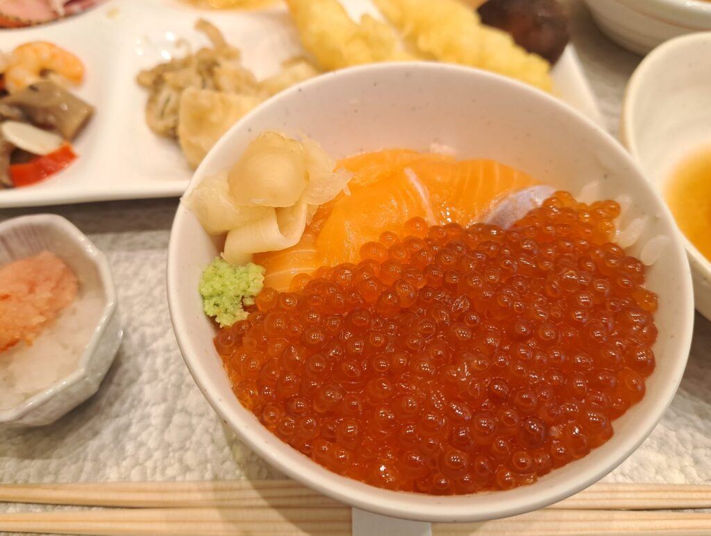 朝食バイキングの海鮮丼